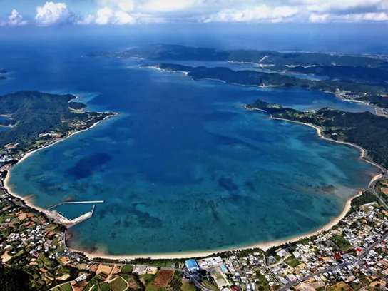 奄美大島・龍郷町の赤尾木クレーター湾（奄美クレーター）の円形地形